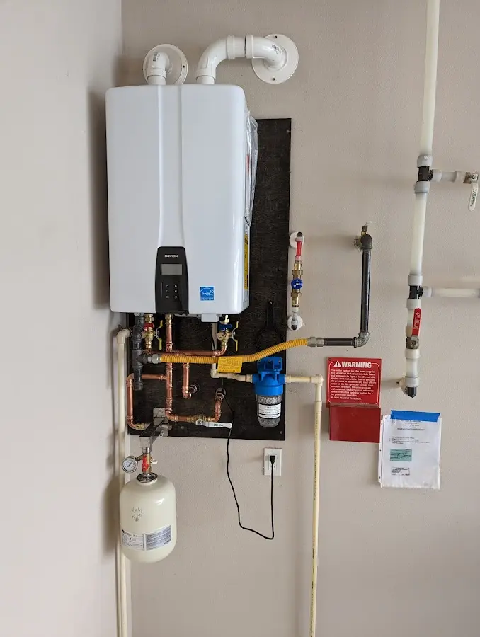 Professional plumber installing copper piping in a Brazil home